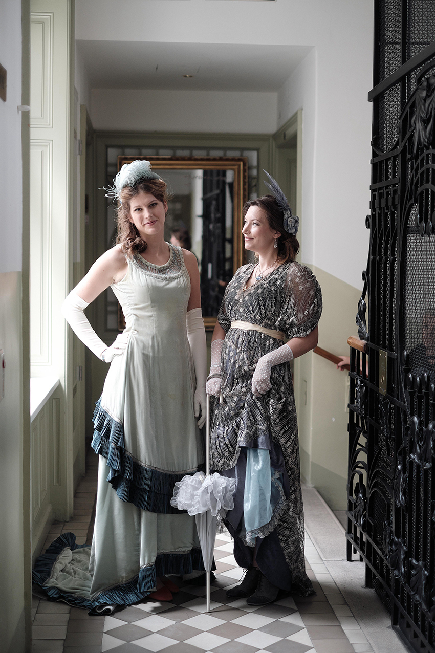 Zwei Frauen in historischer Salonkleidung