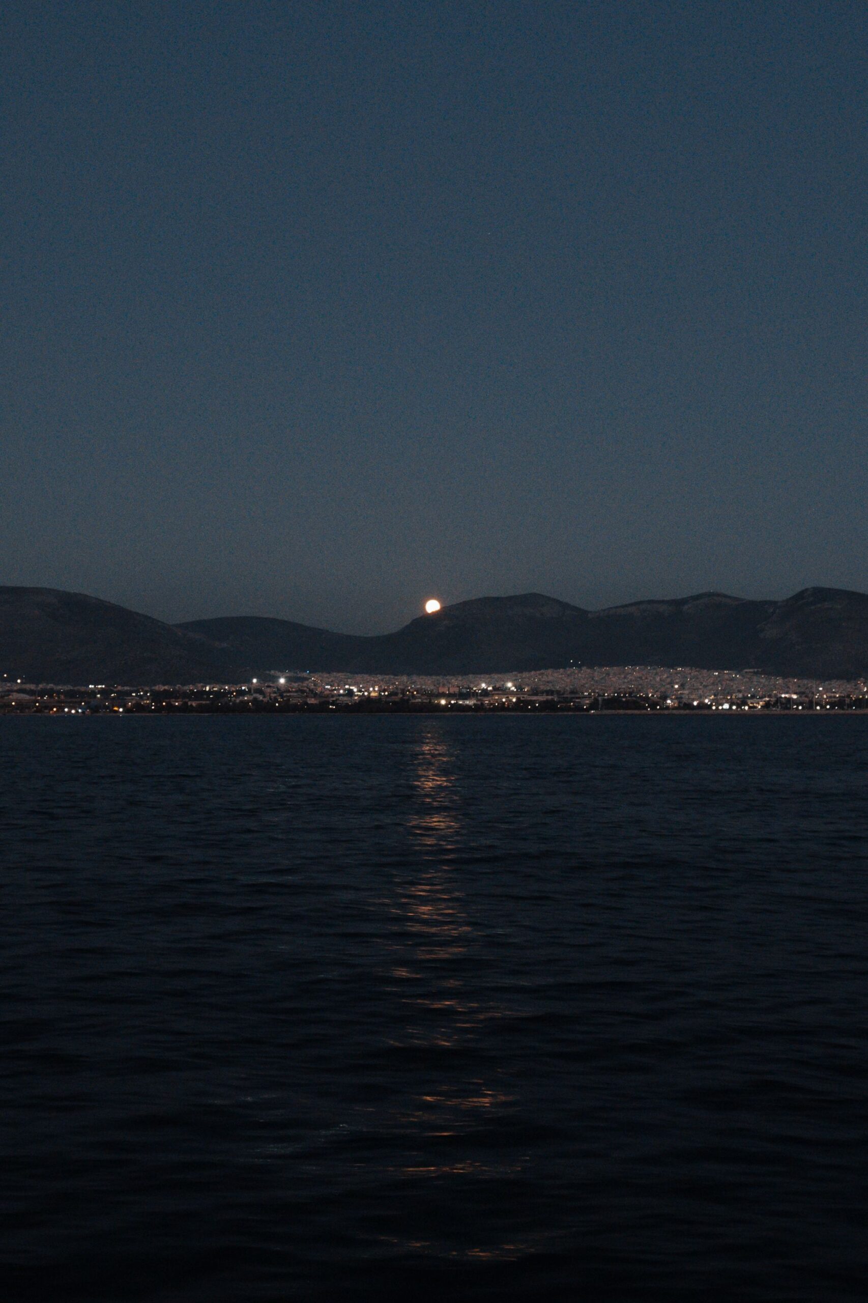 Mond über Wasser und Bergen