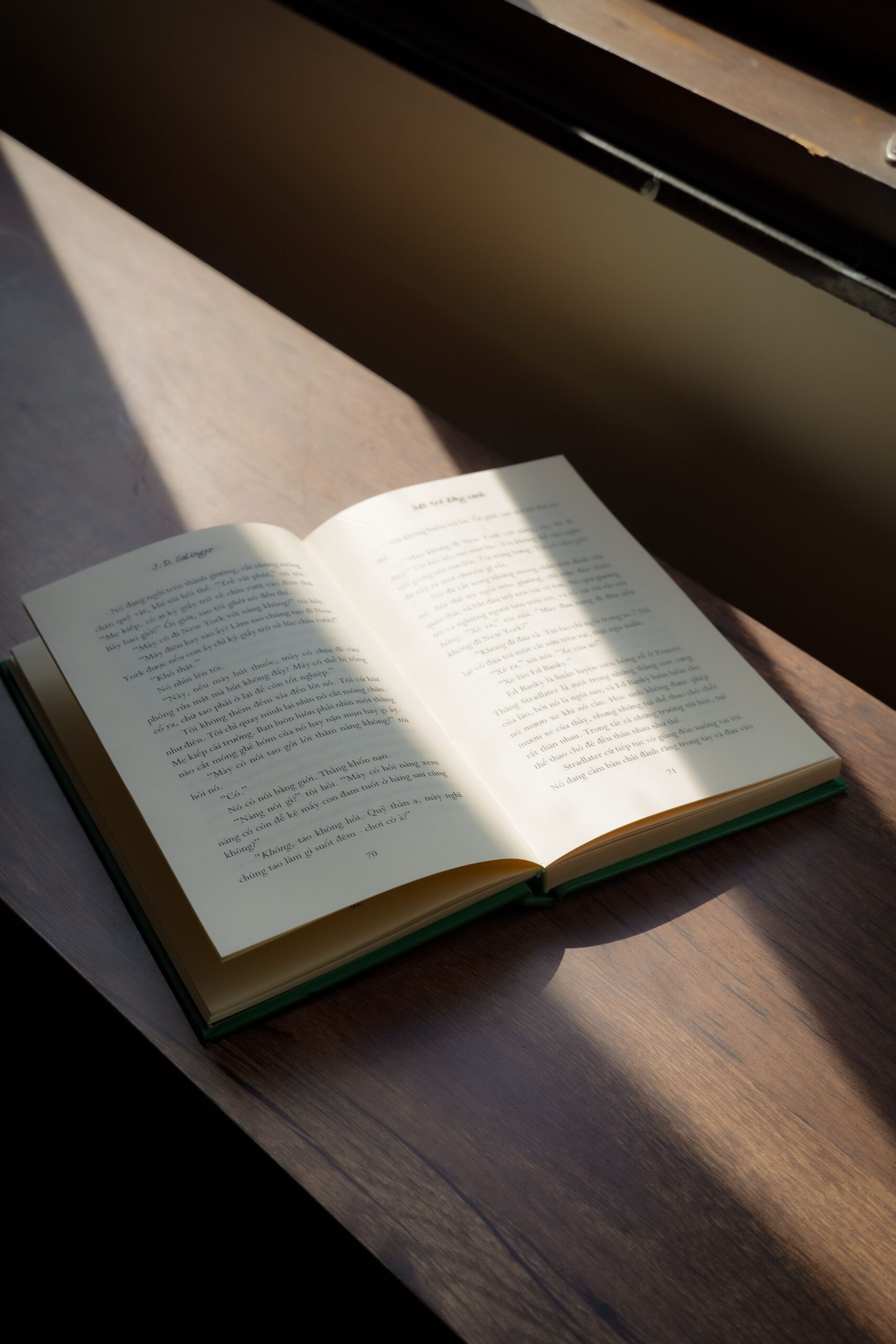 Aufgeschlagenes Buch in warmem Licht